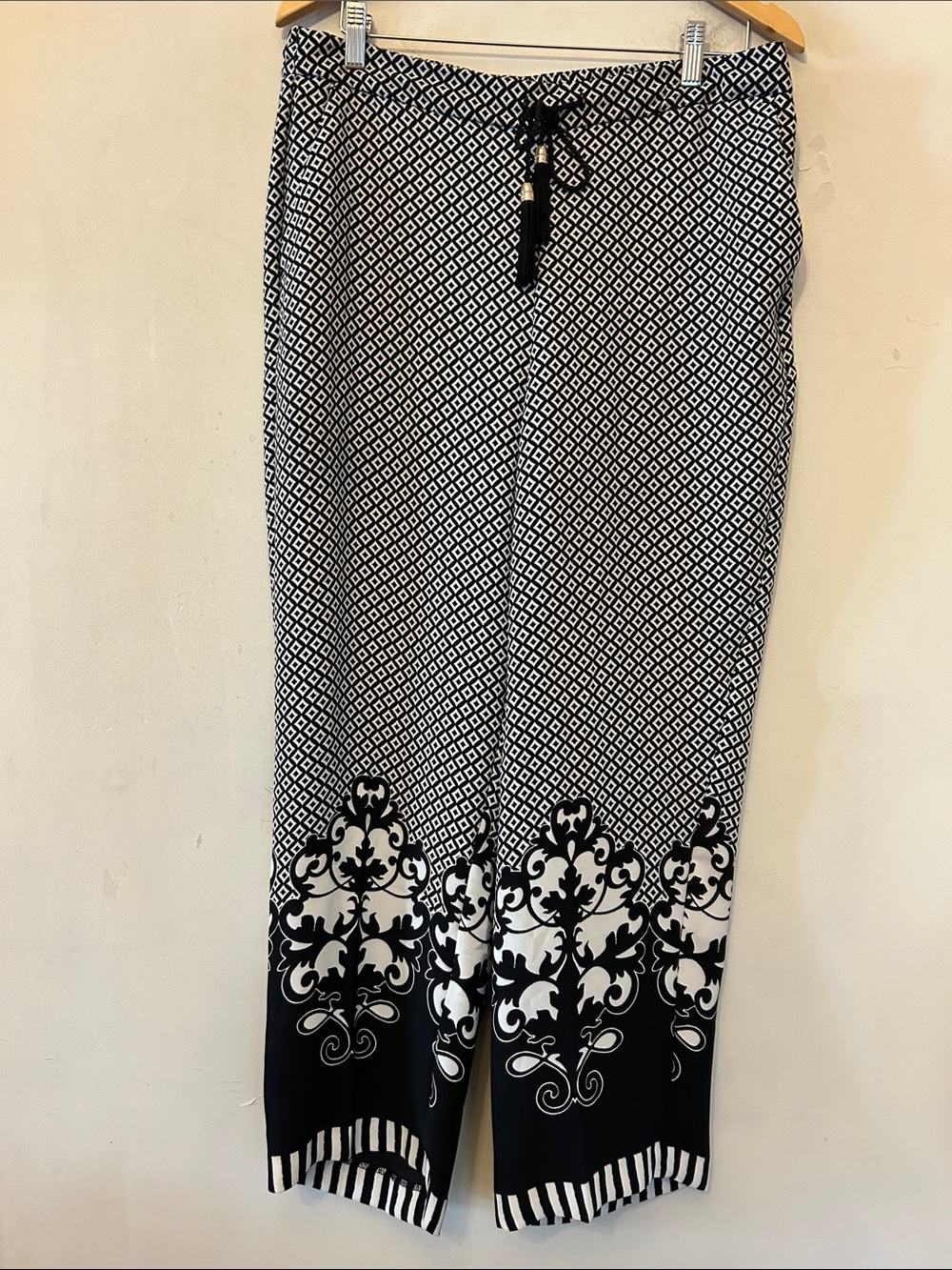 Chicos Black & White pull on Patterned Women's flowy pants Size 2 EUC